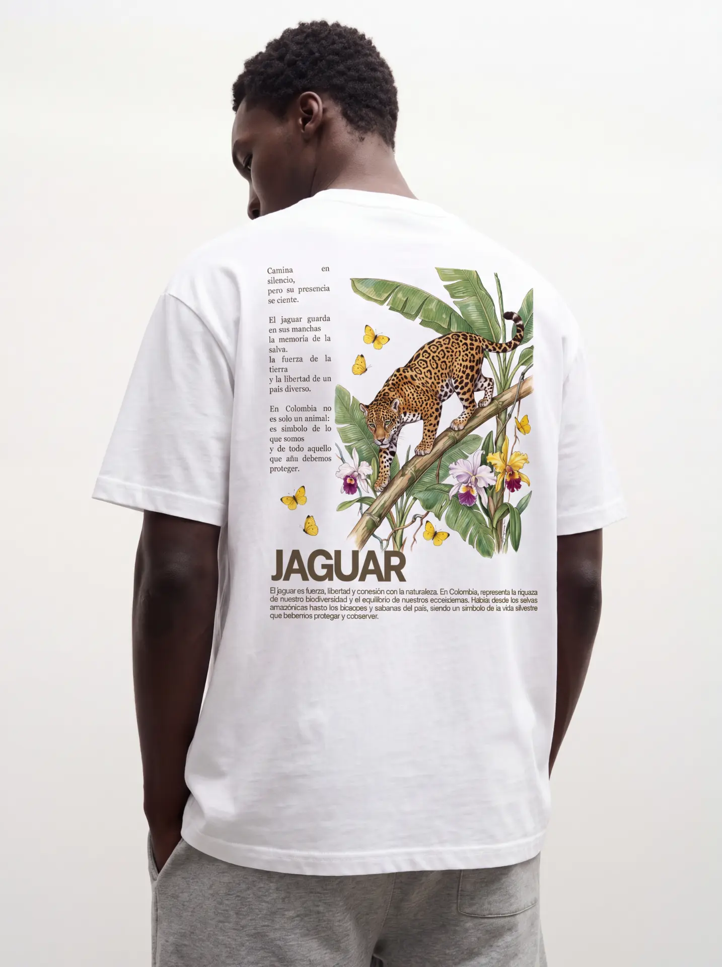 Camiseta Jaguar con estampado de jaguar, mariposas y flora colombiana