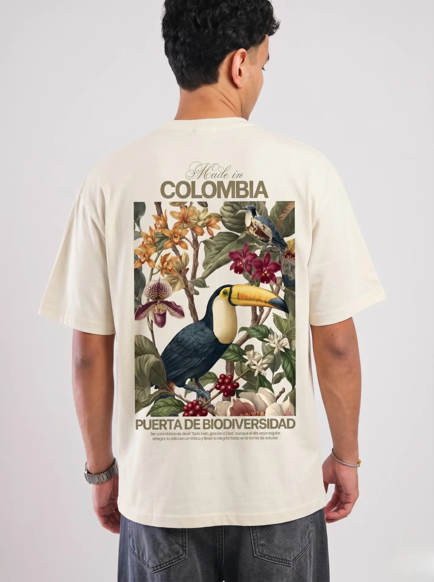 Camiseta Colombia Diversa con tucán, orquídeas y frase Puerta de Biodiversidad
