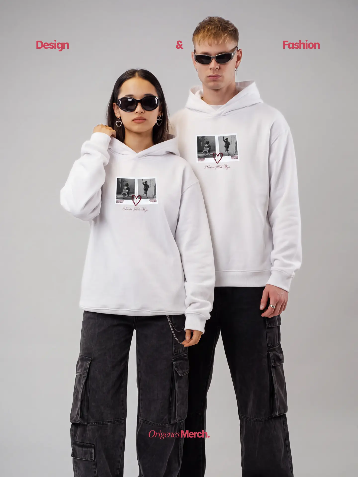 Pareja con buzos blancos personalizados de Amor y Amistad